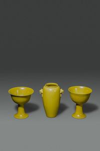 VASO E DUE STEM CUPS - Trittico composto da vaso e due stem cups in porcellana monocroma gialla  Cina  Repubblica  XX sec Vaso: H cm  [..]