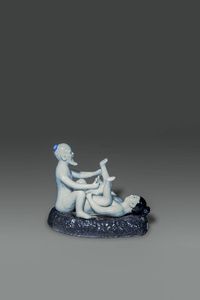 SCULTURA - Gruppo in porcellana rappresentante soggetto erotico  Cina  Repubblica  XX sec cm 17x22