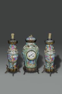TRITTICO IN PORCELLANA - Trittico in porcellana Canton composto da vaso montato a orologio e due portacandele montate a lampada con inserti  [..]