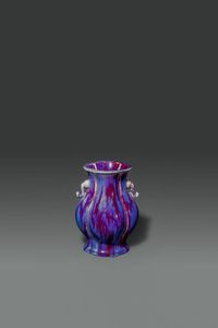 VASO - Vaso in porcellana flamb con manici a forma di elefante  Cina  dinastia Qing  XIX sec Marchio apocrifo Qianlong  [..]