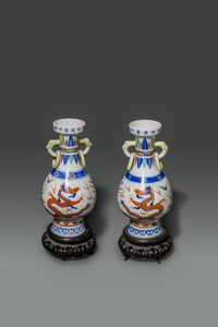 COPPIA DI VASI - Coppia di vasi in porcellana Wucai con decoro di draghi e anse ad anello  Cina  Dinastia Qing  XIX secolo Marchio  [..]