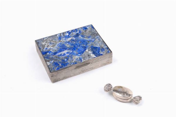 LOTTO DI DUE OGGETTI IN ARGENTO : composto da: -Scatola in argento con coperchio recante geometria con lastre di lapislazzuli interno dorato. Cm 8 5x10. Peso gr 249 4 - Piccola scatola a forma di caramella con inciso dedica ad personam. Peso gr 12 4  - Asta Asta di Argenti e Antiquariato - Associazione Nazionale - Case d'Asta italiane