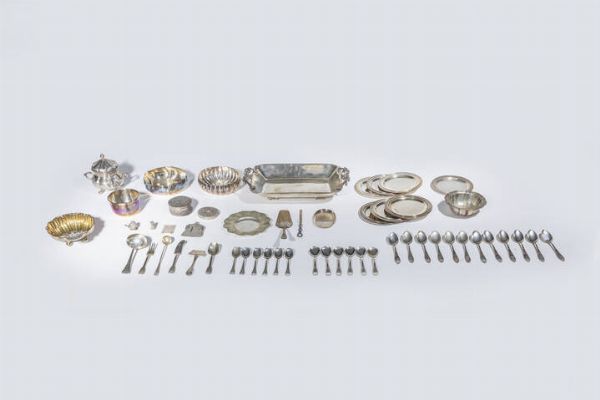 LOTTO DI CINQUANTACINQUE OGGETTI IN ARGENTO : Peso gr 4138 6 composto da: -1 zuccheriera corpo bombato  presa geometrica poggiante su quattro piedini. Peso gr 370 1 -2 scatoline di forma rotonda  con coperchio  sbalzate ed incise a motivi arabeggianti. Punzoni arabi. Peso gr 113 9 -1 ciotola. Peso gr 103 2 -1 piattino con bordo mosso. Peso gr 96 3 -1 ciotolina. Peso gr 109 6 -1 ciotola mossa. Peso gr 171 2 -1 portapastiglie a forma di gallina con parte inferiore apribile ed interno dorato. Peso gr 25 6 -1 lingotto in argento 999/1000. Peso gr 31 2 -1 ciotola a forma di conchiglia  con interno dorato. Peso gr 167 2 -1 ciotola rotonda con corpo scanalato. Peso gr 185 5 -6 piattini con bordo decorato a palmetta. Peso gr 669 6 -2 piattini con bordo liscio. Peso gr 237 -1 tagliacarte. Peso gr 20 9 -1 centrotavola di forma rettangolare con manici a volute: Peso gr 959 3 -1 piccola borsa in maglia. Peso gr 33 3 -1 piccolo vassoio ovale. Peso gr 41 6 -1 ditale. Peso gr 4 0 -6 cucchiaini. Peso gr 84 3 -6 cucchiaini. Peso gr 115 2 -6 posate da portata di diversi servizi. Peso gr 224 8 -1 paletta per torte  citt di Torino. Peso gr 89 3 -12 cucchiaini. Peso gr 285 5  - Asta Asta di Argenti e Antiquariato - Associazione Nazionale - Case d'Asta italiane