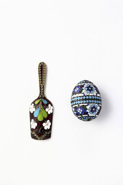 LOTTO DI DUE OGGETTI IN ARGENTO : Russia  XX secolo  composto da: - scatola a forma di uovo  apribile  interamente decorata con smalti champlev. Peso gr 43 3 - una paletta in argento vermeil  con smalti policromi  punzone post 1958  marcato 925  - Asta Asta di Argenti e Antiquariato - Associazione Nazionale - Case d'Asta italiane