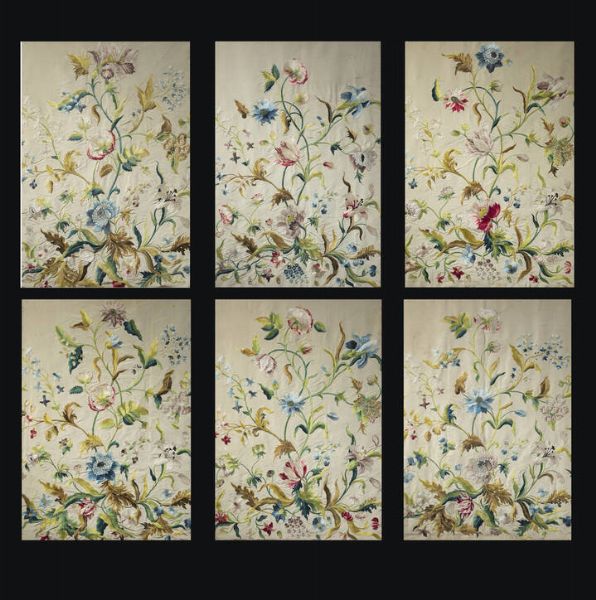LOTTO SEI PANNELLI : 90x67 a soggetto di fiori ricamati in seta policroma su fondo beige. Inghilterra (?) fine XVIII secolo inizi XIX secolo  - Asta Asta di Argenti e Antiquariato - Associazione Nazionale - Case d'Asta italiane