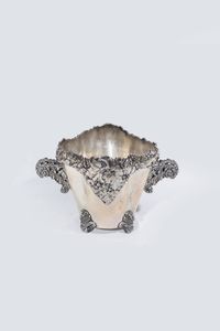 SECCHIELLO DA GHIACCIO - Peso gr 1829 0 in argento  bocca sagomata  manici decorati a volute decori a volute e a tralci d'uva sbalzati  [..]