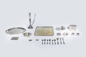 LOTTO DI VENTIDUE OGGETTI IN ARGENTO - Peso gr 3278 4 composto da: -1 scatola con coperchio  di forma ovale  decorata con motivi floreali. Peso gr 368  [..]