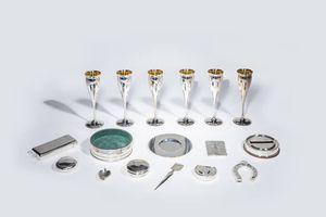 LOTTO DI SEDICI OGGETTI  IN ARGENTO - Peso gr 1791 4 composto da: -6 calici in argento 925/1000  interno dorato. Peso gr 1157 0 -1 ferro di cavallo  [..]