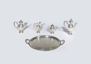 SERVIZIO IN ARGENTO - Peso gr 1975 4 composto da: caffettiera  teiera  zuccheriera  lattiera e vassoio ovale con manici. Corpi bombati  [..]