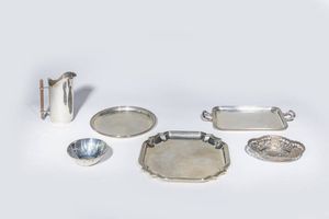 LOTTO DI  SEI OGGETTI IN ARGENTO - Peso gr 2472 1 composto da: - 1 ciotola  Peso gr 103 7 - 1 caraffa con manici in legno. Peso gr 466 2 - 1 ciotola  [..]