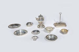 LOTTO DI  DIECI OGGETTI IN ARGENTO - Peso gr 6279 composto da: -1 piattino con bordo sagomato: Peso gr 148 3 -1 alzata di forma ovale. Peso gr 539  [..]