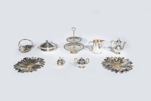 LOTTO DI NOVE OGGETTI IN ARGENTO - Peso gr 6647 8 composto da: -1 caffettiera e 1 zuccheriera  corpi bombati e prese a volute. Peso gr 712 5 -1 lattiera.  [..]