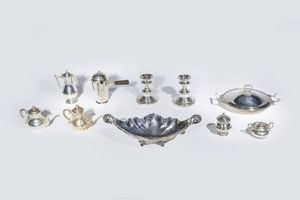 LOTTO DI SETTE OGGETTI IN ARGENTO - Peso gr 3680 1 composto da: -1 servizio da caff comprendente: lattiera  caffettiera e zuccheriera. Peso gr 702  [..]
