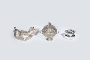 LOTTO DI TRE OGGETTI IN ARGENTO - Peso gr 4899 6 composto da: -1 grande centrotavola di forma rotonda con parte interna recante ciotola in argento  [..]