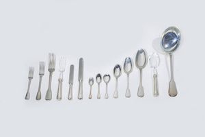 SERVIZIO DI POSATE - Peso gr 4738 composto da: -12 coltelli grandi. Peso gr 302 -12 cucchiai grandi. Peso gr 790 5 -12 cucchiai medi.  [..]