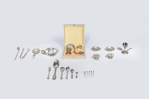 LOTTO DI SESSANTA OGGETTI IN ARGENTO - Peso gr 2082 7 composto da: -1 Set da neonato con portauovo  piattino  cucchiaio  sonaglio con elemento in plastica  [..]