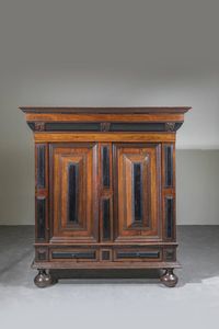 ARMADIO - 191x180 Germania XVII secolo  in legno di noce e legno dipinto nei toni del nero. Fronte a due ante e due cassetti.  [..]