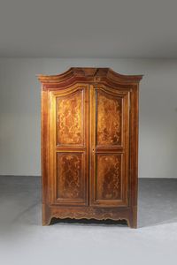 ARMADIO - Piemonte  XVIII secolo  in legno di noce  a due ante  intarsiato in essenze pregiate. Difetti