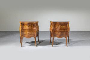 COPPIA DI COMODINI - 79x63x38 Napoli  XVIII secolo  in legno di noce. Fronte a due cassetti con intarsio geometrico.