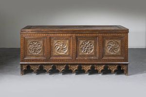 CASSONE - 101x234x64 5 in legno di noce. Fronte composto da quattro pannelli decorati con motivi geometrici ad intarsio  [..]