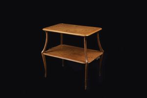 LOUIS MAJORELLE 1859-1926 - 79x84 5x47 5 Tavolo da centro in noce  di forma rettangolare  composto da due ripiani. Piani intarsiati con decori  [..]