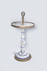 ALZATA - H cm 66 in porcellana dipinta con decori a rose corpo traforato e a volute. Parte superiore con presa e bordo  [..]