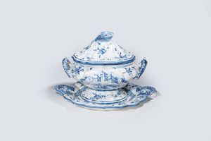 GRANDE ZUPPIERA - con coperchio e piatto  marcata Savona sotto la base  decorata con tipici motivi bianchi e blu.