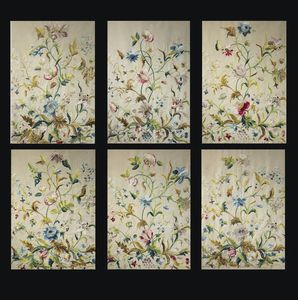 LOTTO SEI PANNELLI - 90x67 a soggetto di fiori ricamati in seta policroma su fondo beige. Inghilterra (?) fine XVIII secolo inizi XIX  [..]
