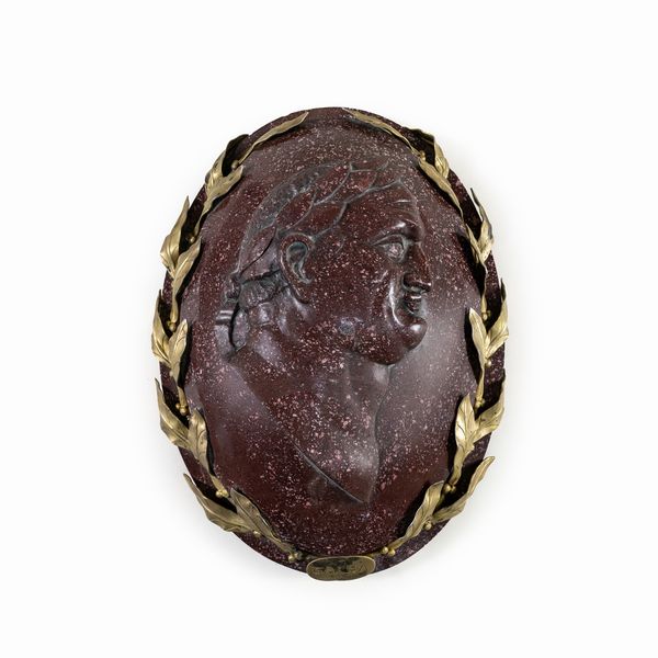 Medaglione in porfido rosso  - Asta Dipinti Antichi, Arredi, Sculture e Oggetti d'Arte - Associazione Nazionale - Case d'Asta italiane