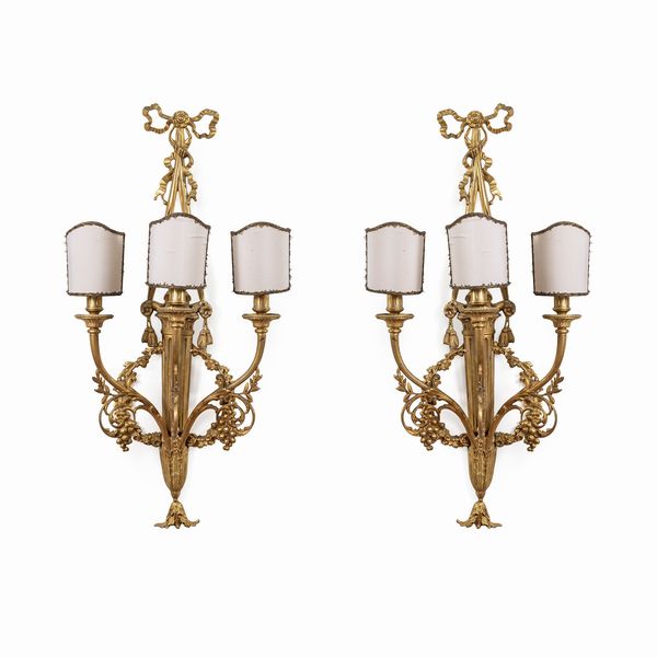 Coppia di applique a tre luci in bronzo dorato  - Asta Dipinti Antichi, Arredi, Sculture e Oggetti d'Arte - Associazione Nazionale - Case d'Asta italiane