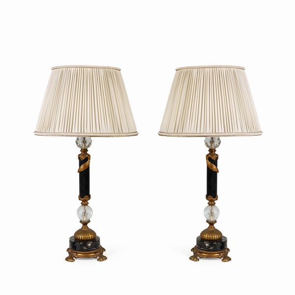 Coppia di lampade da tavolo in metallo dorato e marmo  - Asta Dipinti Antichi, Arredi, Sculture e Oggetti d'Arte - Associazione Nazionale - Case d'Asta italiane