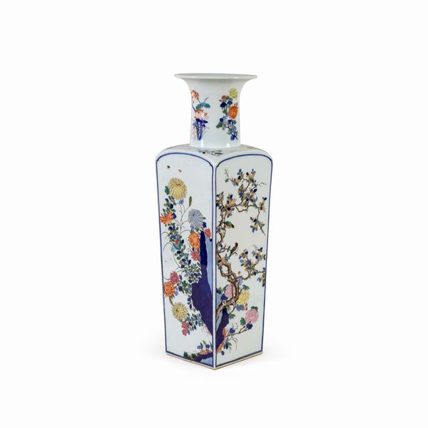 Vaso quadrato in porcellana policroma  - Asta Dipinti Antichi, Arredi, Sculture e Oggetti d'Arte - Associazione Nazionale - Case d'Asta italiane