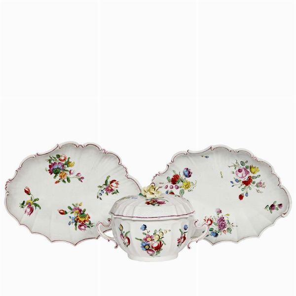 TAZZA DA BRODO E DUE MARESCIALLE, DOCCIA, MANIFATTURA GINORI, SECONDA MET&Agrave; SECOLO XVIII  - Asta CERAMICA. MAIOLICHE E PORCELLANE DAL XVI AL XIX SECOLO - Associazione Nazionale - Case d'Asta italiane