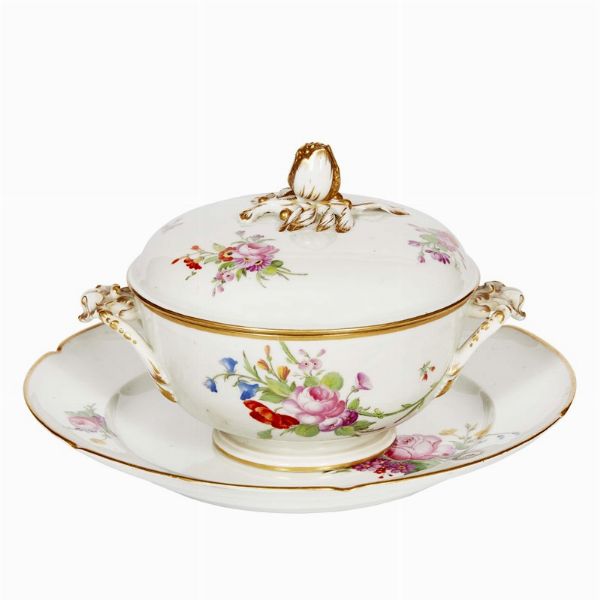 TAZZA DA BRODO CON PIATTO, MANIFATTURA DI NIDERVILLER, SECONDA MET&Agrave; SECOLO XVIII  - Asta CERAMICA. MAIOLICHE E PORCELLANE DAL XVI AL XIX SECOLO - Associazione Nazionale - Case d'Asta italiane