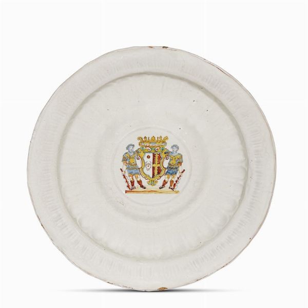 COPPIA DI PIATTI DA ACQUARECCIA STEMMATI, ITALIA CENTRALE, SECOLO XVII  - Asta CERAMICA. MAIOLICHE E PORCELLANE DAL XVI AL XIX SECOLO - Associazione Nazionale - Case d'Asta italiane