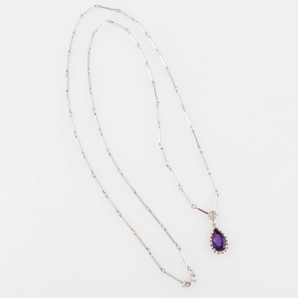 LUNGA CATENA CON PENDENTE  - Asta Tempo d'estate Gioielli, Orologi e Argenti - Associazione Nazionale - Case d'Asta italiane