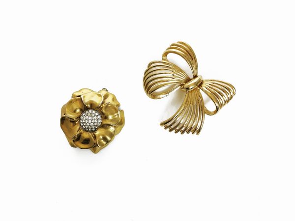 Monet due spille in metallo dorato e argento  - Asta Fashion Vintage - Associazione Nazionale - Case d'Asta italiane