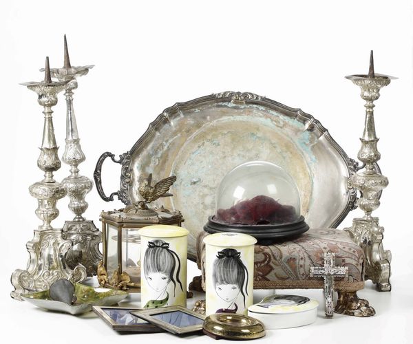 Vassoio in metallo, tre candelieri argentati, ceramiche e altro  - Asta Antiquariato Luglio - Associazione Nazionale - Case d'Asta italiane
