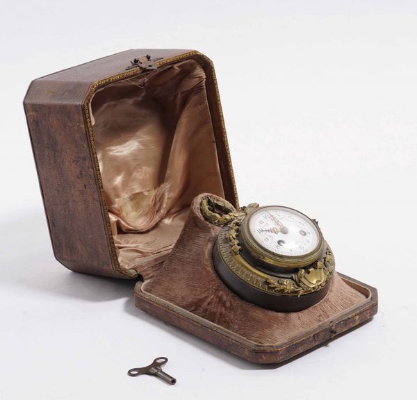 Orologio Liberty in metallo dorato. In custodia  - Asta Antiquariato Luglio - Associazione Nazionale - Case d'Asta italiane