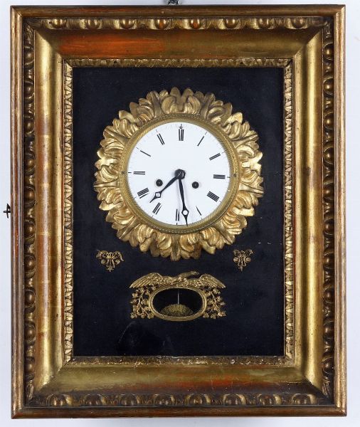 Orologio da parete in legno intagliato e dorato. Austria, XIX secolo  - Asta Antiquariato Luglio - Associazione Nazionale - Case d'Asta italiane