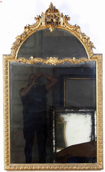 Specchiera in legno intagliato e dorato. XIX secolo  - Asta Antiquariato Luglio - Associazione Nazionale - Case d'Asta italiane
