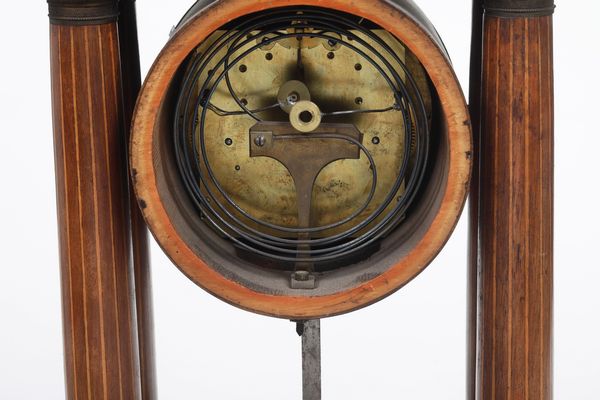 Pendola a portico in mogano. Austria, XIX secolo  - Asta Antiquariato Luglio - Associazione Nazionale - Case d'Asta italiane