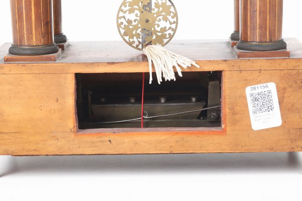 Pendola a portico in mogano. Austria, XIX secolo  - Asta Antiquariato Luglio - Associazione Nazionale - Case d'Asta italiane