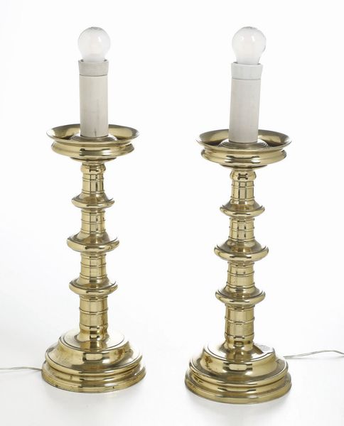 Coppia di candelieri in bronzo dorato. XX secolo  - Asta Antiquariato Luglio - Associazione Nazionale - Case d'Asta italiane