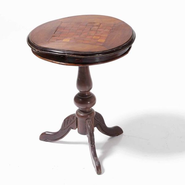 Tavolino in legno con piano intarsiato a scacchiera. XIX secolo  - Asta Antiquariato Luglio - Associazione Nazionale - Case d'Asta italiane