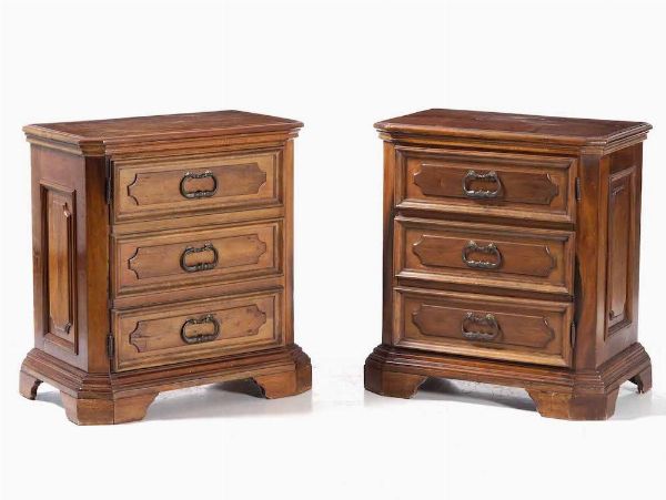 Coppia di piccoli com� in noce a tre cassetti. Lombardia XVIII secolo  - Asta Antiquariato Luglio - Associazione Nazionale - Case d'Asta italiane