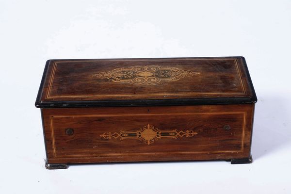 Carillon entro scatola in legno intarsiato  - Asta Antiquariato Luglio - Associazione Nazionale - Case d'Asta italiane