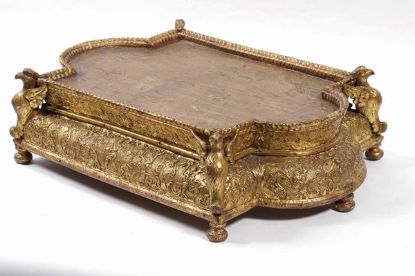 Base in legno sagomato, intagliato e dorato  - Asta Antiquariato Luglio - Associazione Nazionale - Case d'Asta italiane