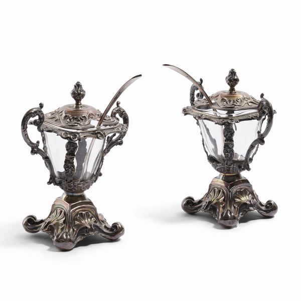 Coppia di salsiere in metallo e vetro. XX secolo  - Asta Antiquariato Luglio - Associazione Nazionale - Case d'Asta italiane