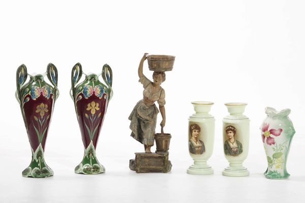 Scultura in terracotta, tre vasi in ceramica e due vasi in vetro con ritratti  - Asta Antiquariato Luglio - Associazione Nazionale - Case d'Asta italiane